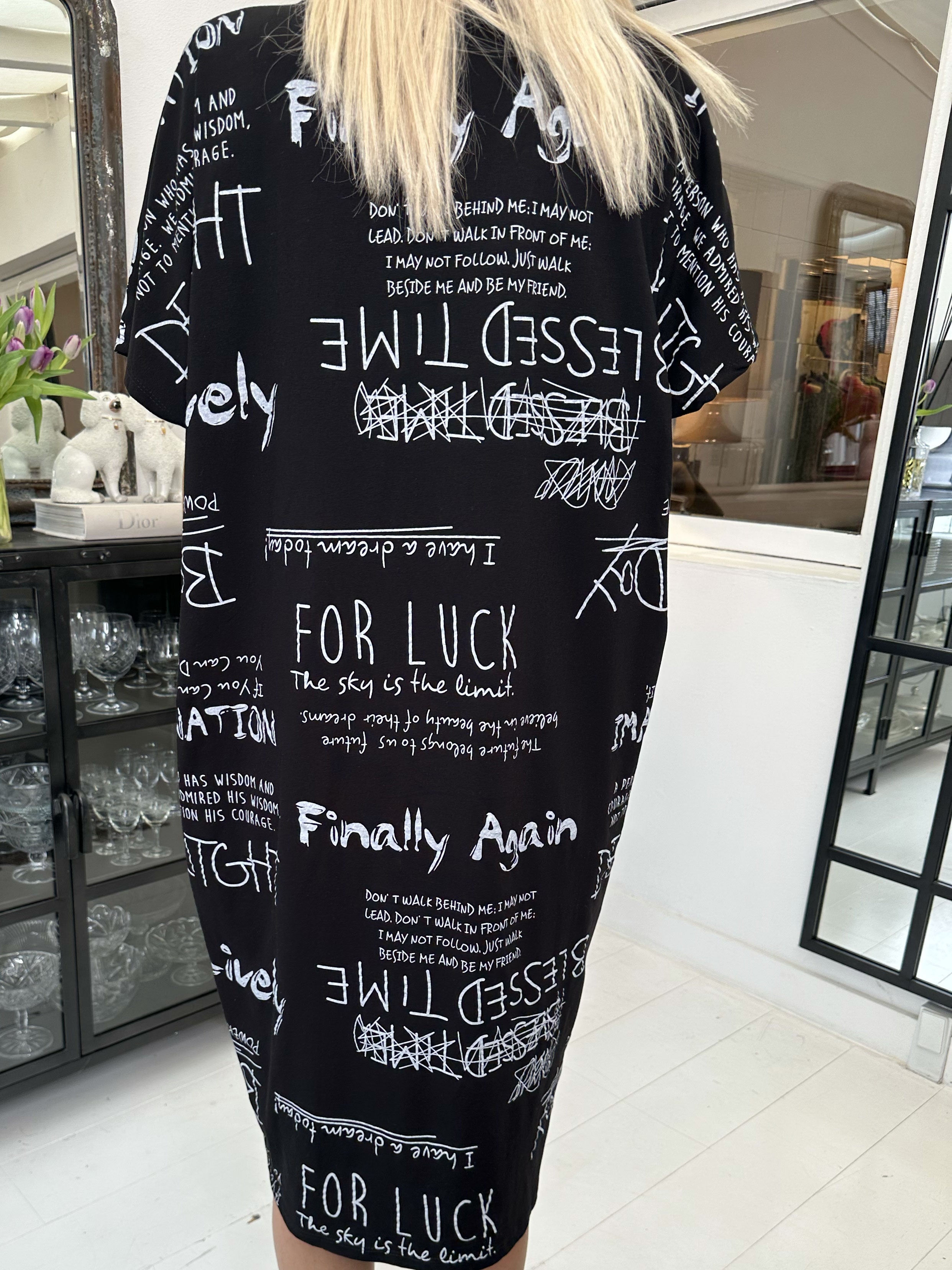 Pil - Cool t-shirt kjole med skrift